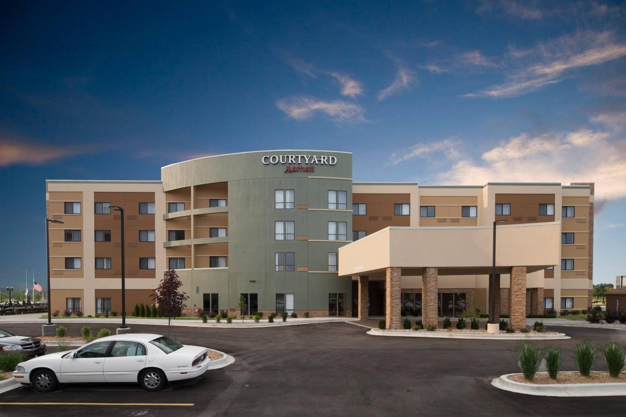 Courtyard Bay Hotel