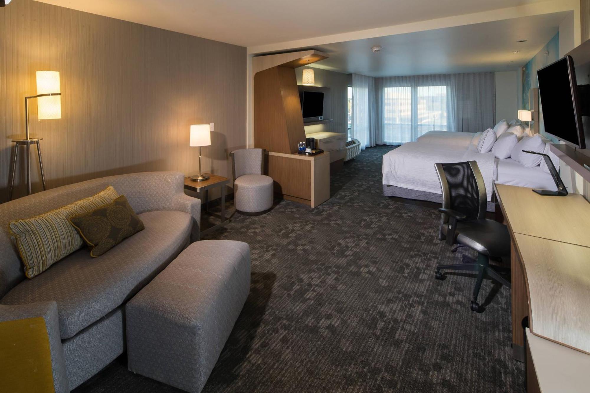 Courtyard Bay 3*